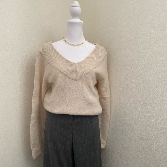 H&M Tan V-neck Sweater - Picture 4 of 13